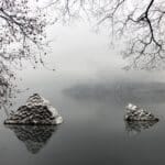 Silberne Spitzen ragen aus dem See