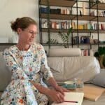 Coach Martha auf der Coach mit Notizbuch